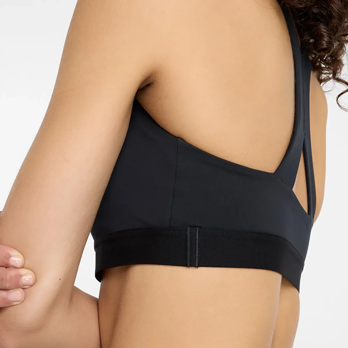 NEW BALANCE ESSENTIAL TRAIN BRA BLACK - Image 8